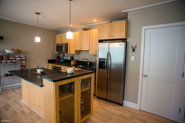 Building Photo - 2 br, 2 bath Apartment - 335 W 2nd St # 3