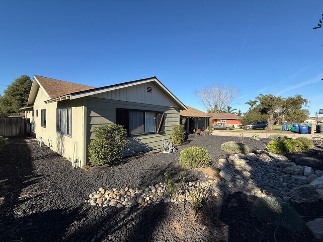 Building Photo - Stunning Fully Furnished 3 Bed-3 Bath Home with Den - Over 2300 Sq Ft.