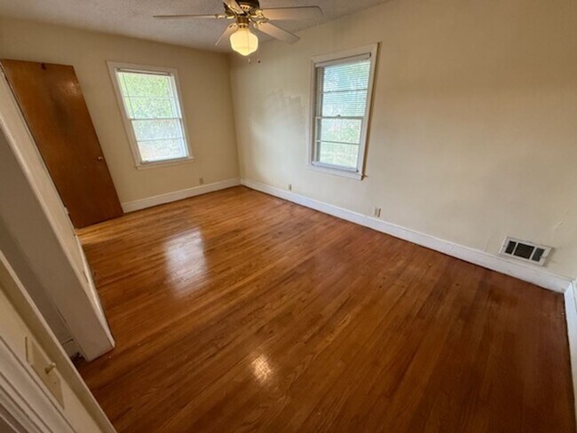 Foto del edificio - 1235 E Ave