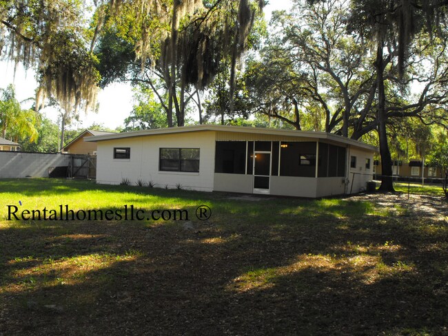 Foto del edificio - Total Privacy Home, Huge Detached Garage & No HOA in Beautiful Lake Mary