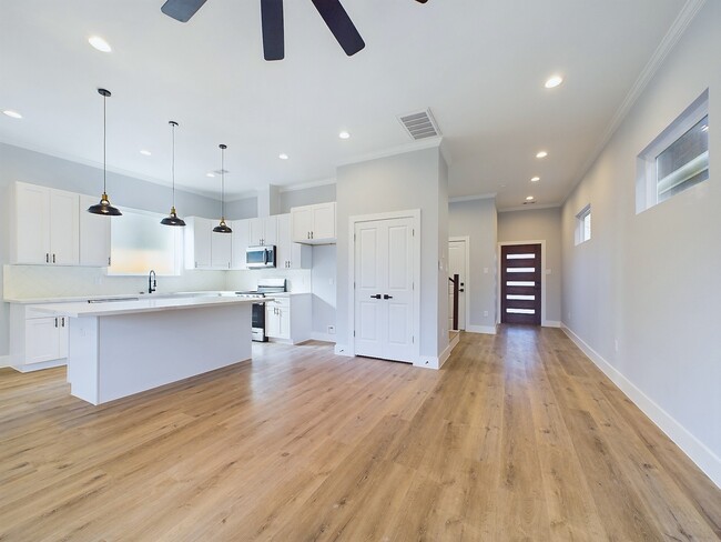 Building Photo - 5029 Creekmont Dr