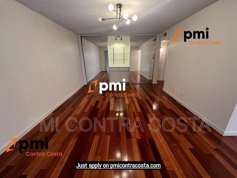 Primary Photo - 470 N Civic Dr
