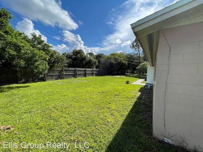 Foto del edificio - 3 br, 1 bath House - 3884 Kennedy Cir.