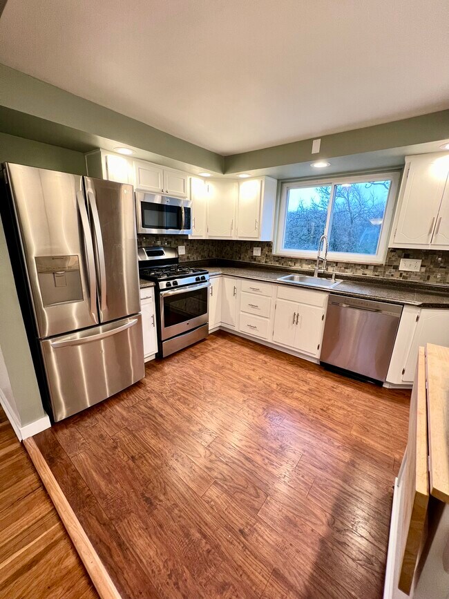 Building Photo - 4546 Woodhill Dr