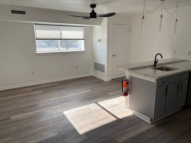 Building Photo - 150 N Main St