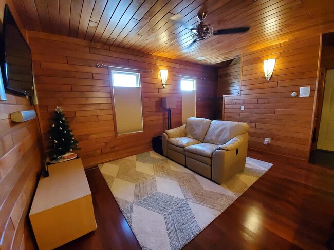 Building Photo - 515 2nd St N