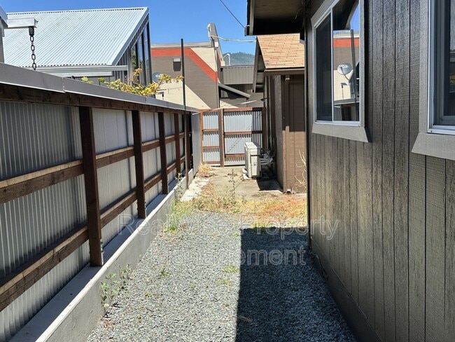Building Photo - 702 SW Isham St