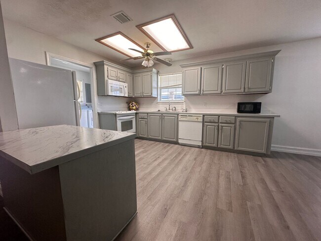 Foto del edificio - Wonderful Home in South Lake Charles!
