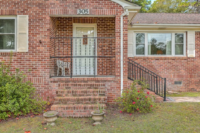 Building Photo - Fully Furnished Classic Summerville Home!