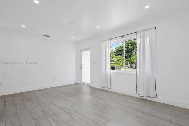 Foto del edificio - 160 NW 121st St