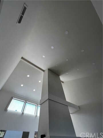 Building Photo - 67 Claret