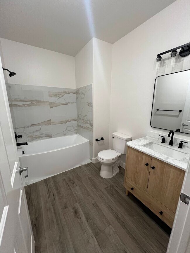 Baño - 1501 Front St