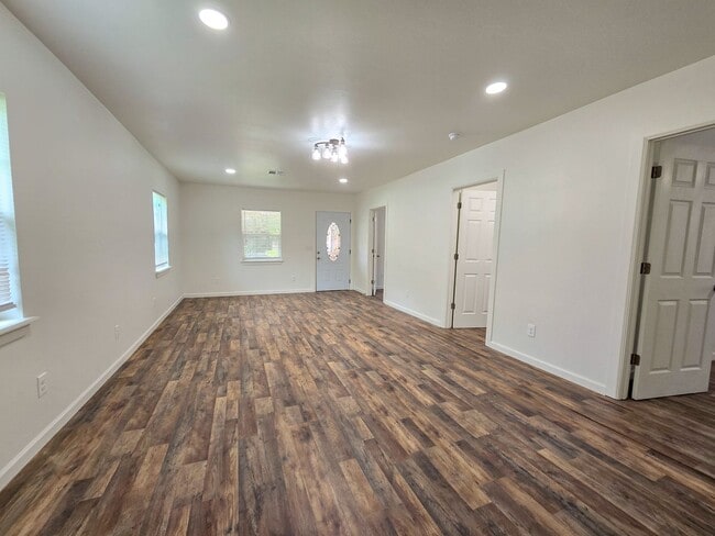 Building Photo - 2 Bedroom, optional 3rd bed,  1 Bath Home ...