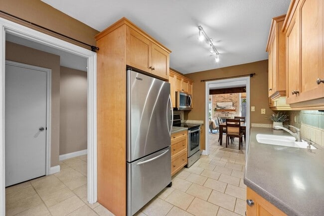 Building Photo - 8303 Summerwood Dr