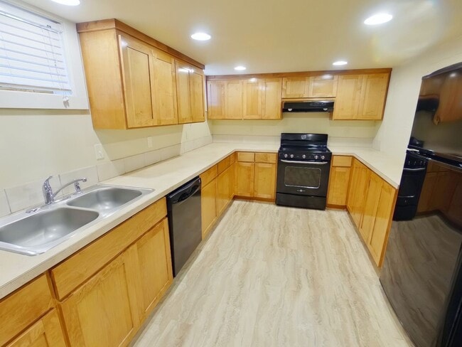 Building Photo - 962 NW Van Buren Ave