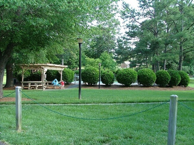Foto del edificio - Chapel Hill / Hamlin Park Apt. AVAILABLE