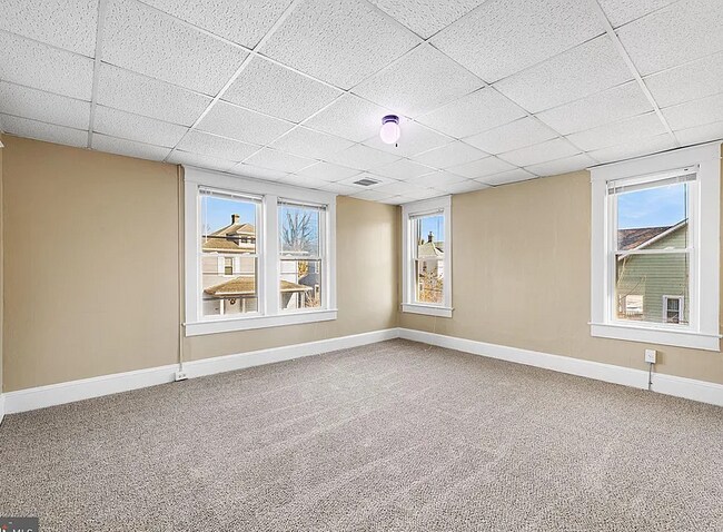 Building Photo - 406 E Pine St