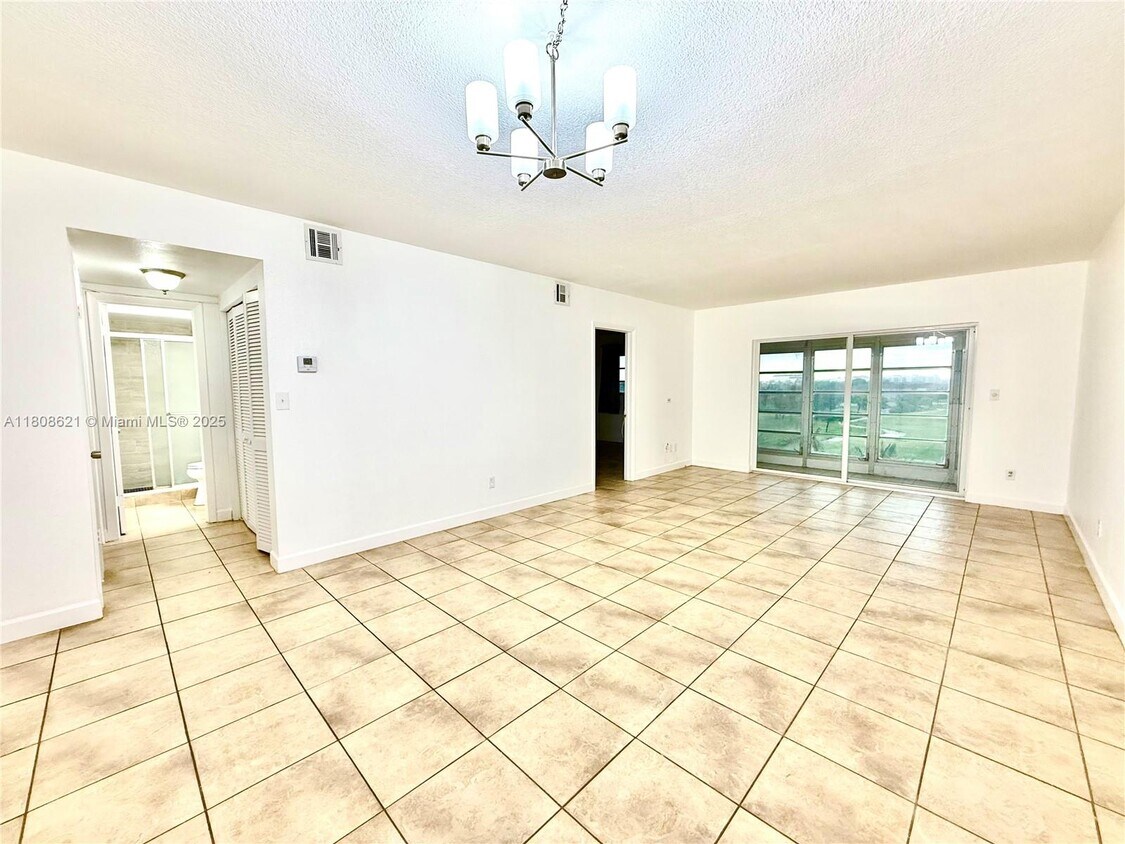 Foto principal - 2500 SW 81st Ave
