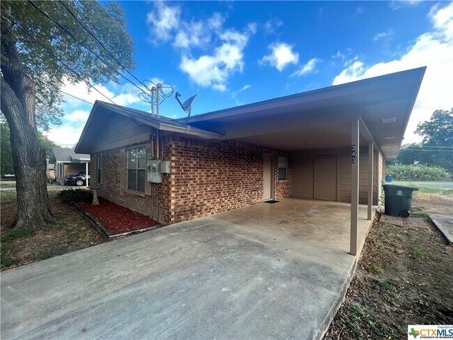 Foto del edificio - 343 Bobolink Dr