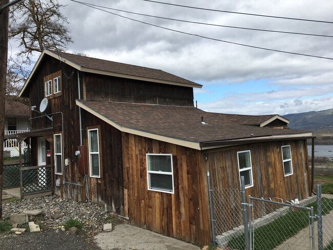 Building Photo - 3 Bedroom 1 Bath Home | The Dalles, OR