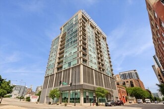 Building Photo - 700 W Van Buren St