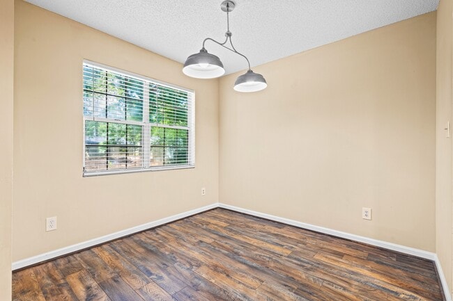 Comedor - 98 Hampshire Ct