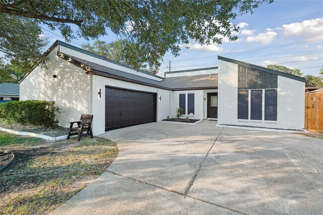 Foto del edificio - 4832 Whispering Falls Dr