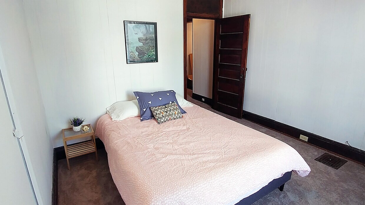 Dormitorio con cama queen y amplio armario. - 1922 Bigelow St