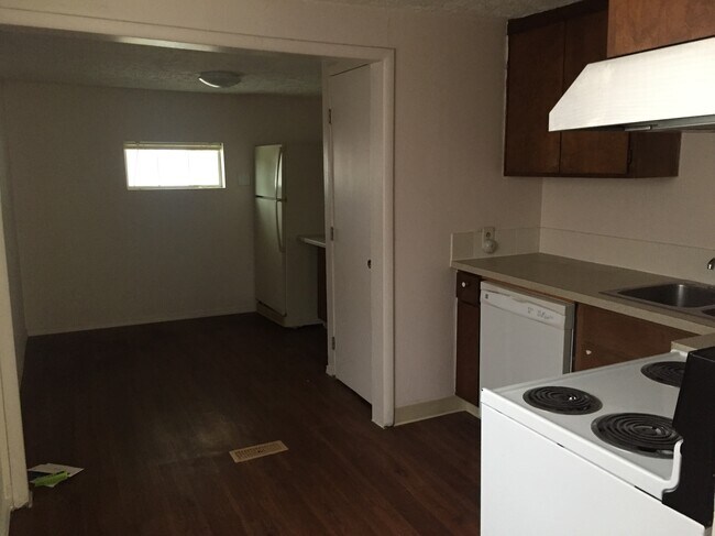 Kitchen / entrance - 1528 E Crown Ave
