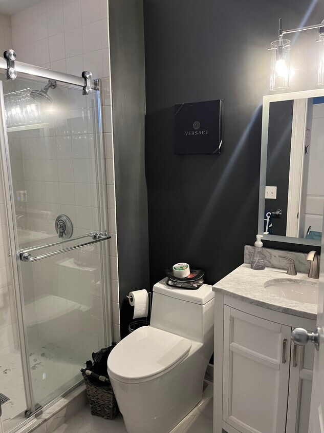 En suite bath - 11 Whipple Ave