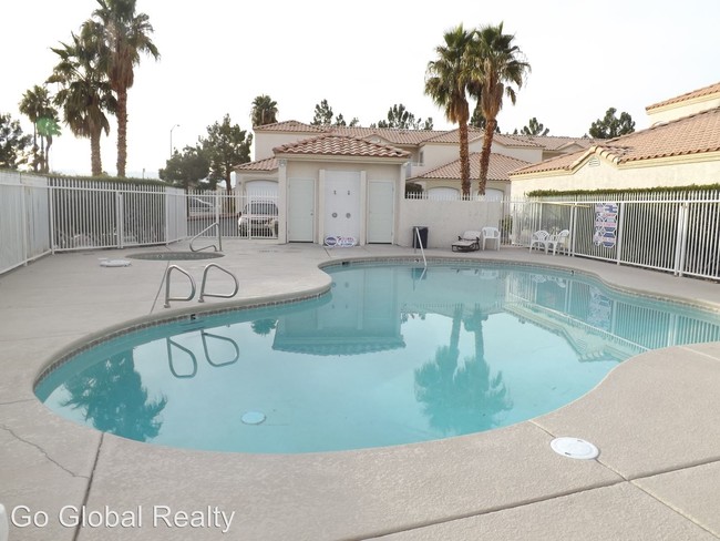 Building Photo - 1900 N Torrey Pines Dr