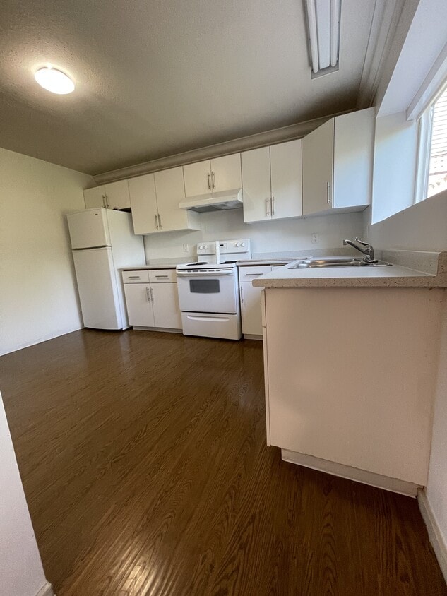 Primary Photo - 14919-14968 68 Ave