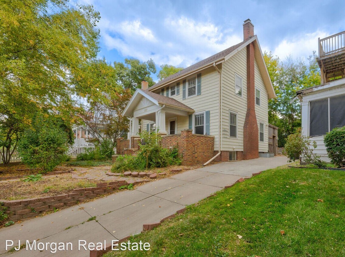 4 br, 2 bath House 517 S 38th Avenue House Rental in Omaha, NE