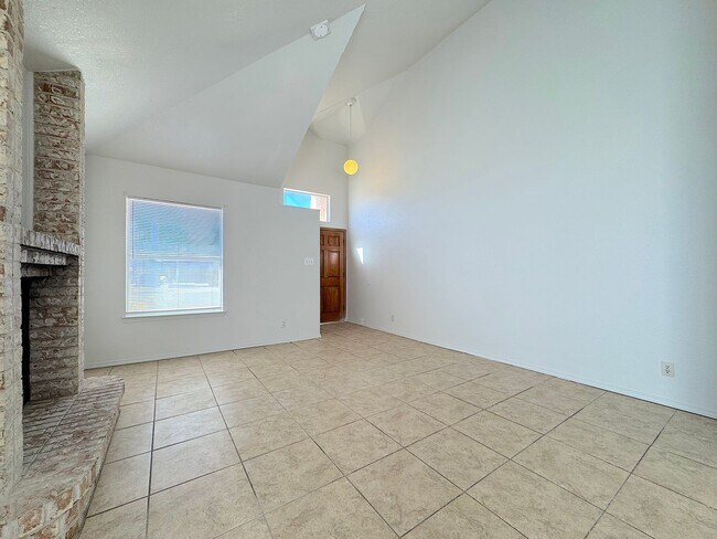 Building Photo - Northeast El Paso 3 Bed/2 Bath Refrig A/C w/Mountain Views!