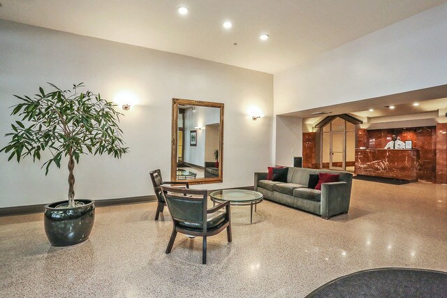Primary Photo - 1212 N LaSalle Dr
