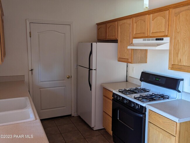 Building Photo - 6101 N Reata Dr