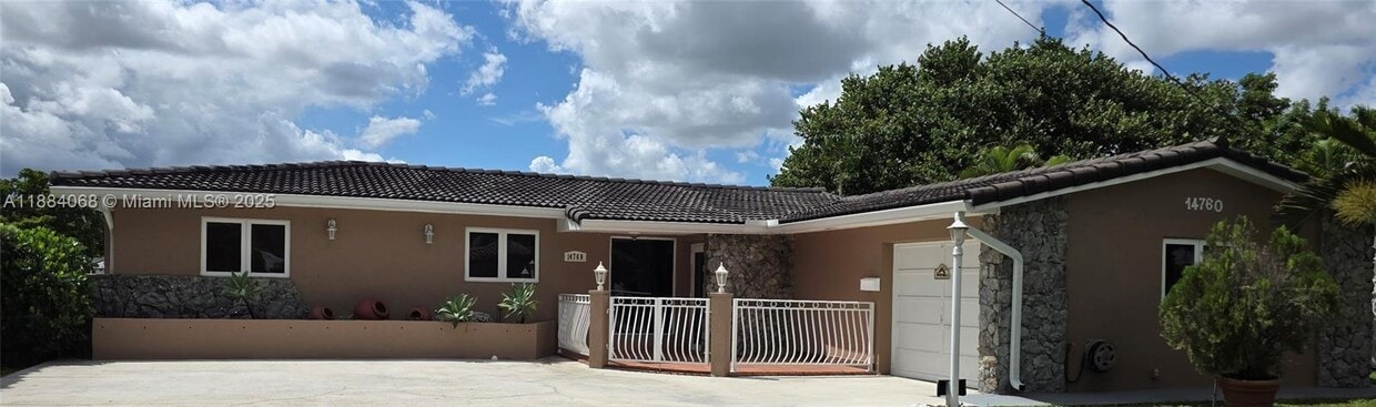 Foto principal - 14760 Lewis Rd