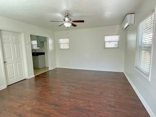 Foto del edificio - 233 W 10th St