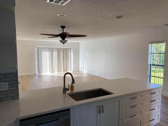 Foto del edificio - 540 Canal Pt S