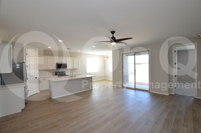 Building Photo - 36004 W San Clemente Ave