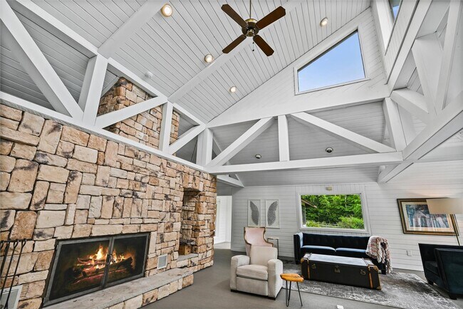 Building Photo - 10 Paradise Ln