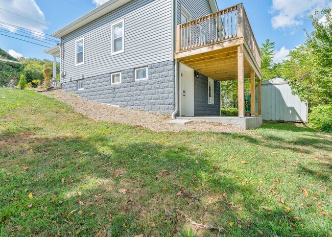 Foto del edificio - Sweet and Updated Bungalow in Ellwood City...