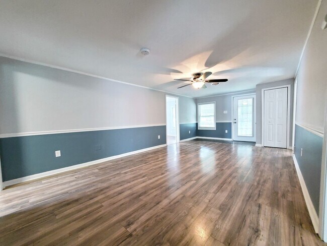 Foto del edificio - 3 Bed - 1 Bath Bungalow for Rent!