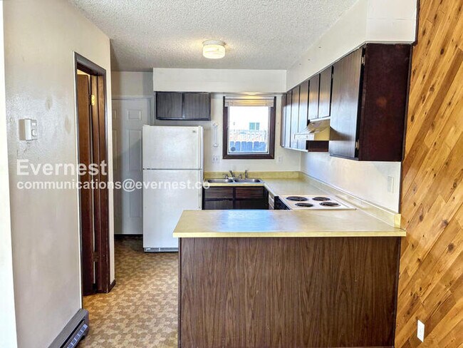 Foto del edificio - 2 Bed/1.5 Townhome with Carport / Availabl...