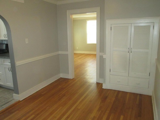 Building Photo - 249 Mabrick Ave