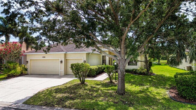Foto del edificio - Luxurious Lakefront Living: Spacious 4-Bedroom Home with Pool and Guest Suite in Lakewood Ranch