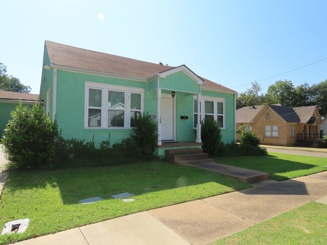 Building Photo - Beautifully Updated 2 Bedroom, 1 Bathroom ...