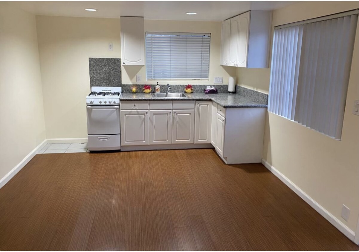 Kitchen dining - 321 W Lomita Ave