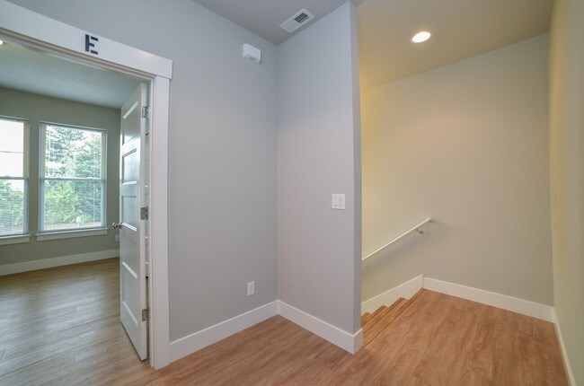 Building Photo - 4522-4256 SE 41st Ave