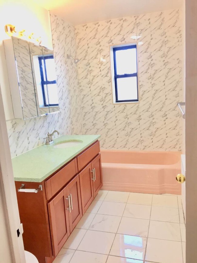 Foto del edificio - 69 Bay 41st St